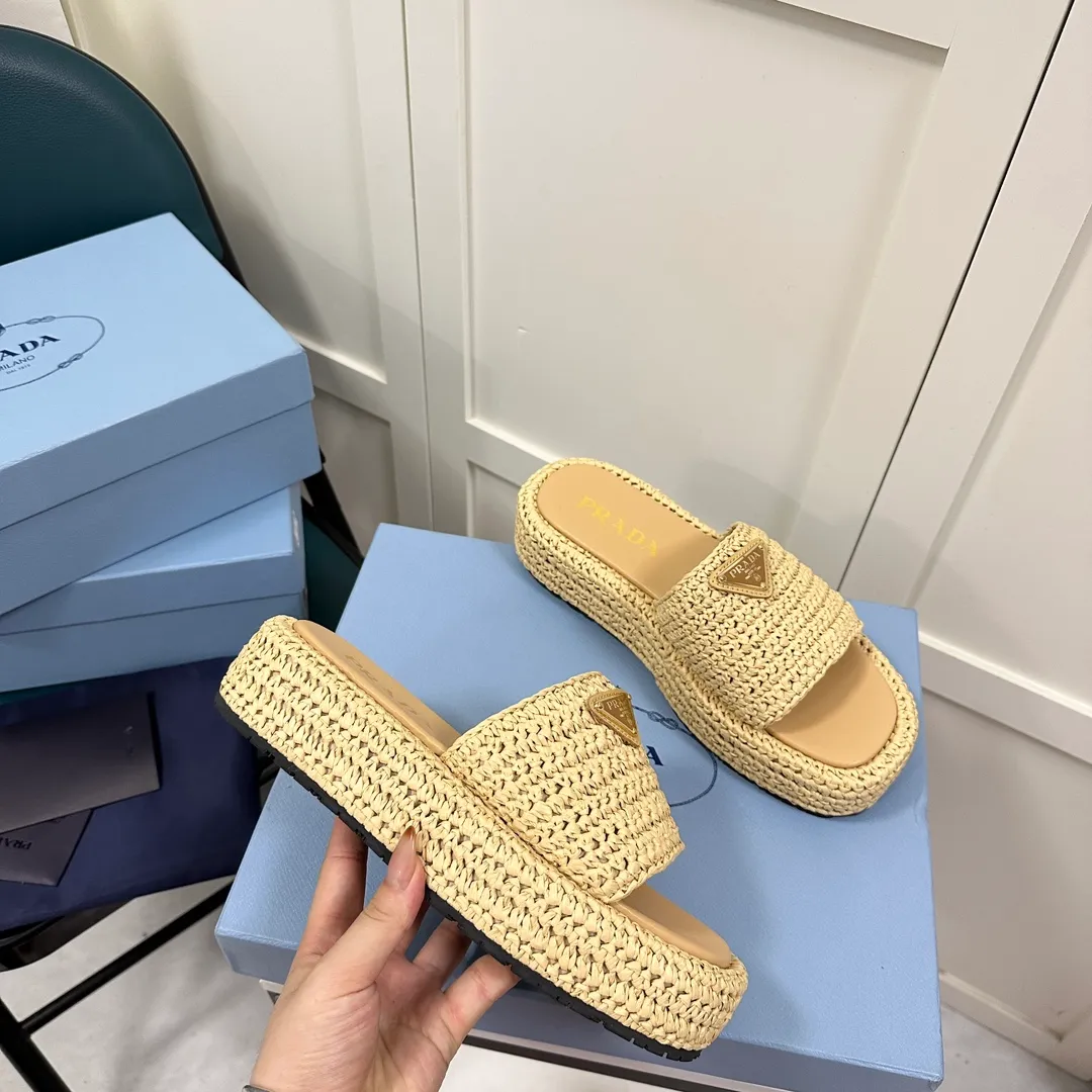 👟👟Ex-factory price 420👟👟 Prada’s new woven shoes and straw slippers! This year's popular straw series, lazy people's must-have slippers, look so good on your feet! ●Material: original uniform grass weave ●Inner padding: sheepskin lining ●Outsole: rubber outsole ●Number of yards: 35～40 (40 41 customized)